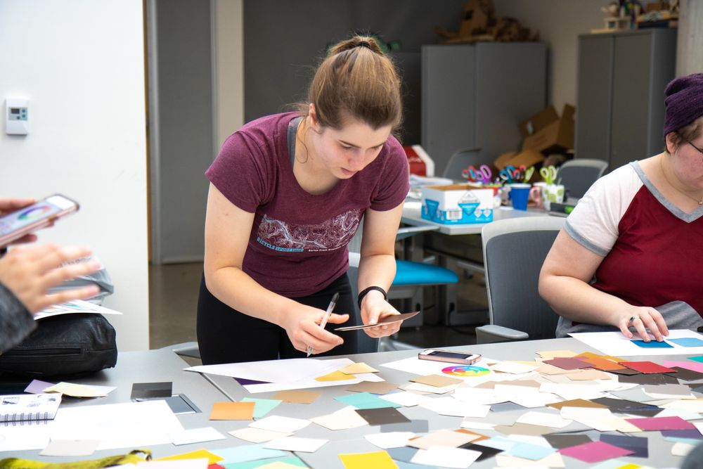 Personas adultas aprendiendo juntas en un taller creativo