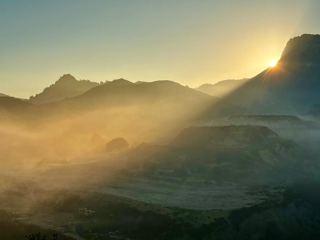 Luz del sol entre las montañas y la bruma del Puerto del Garruchal, Murcia