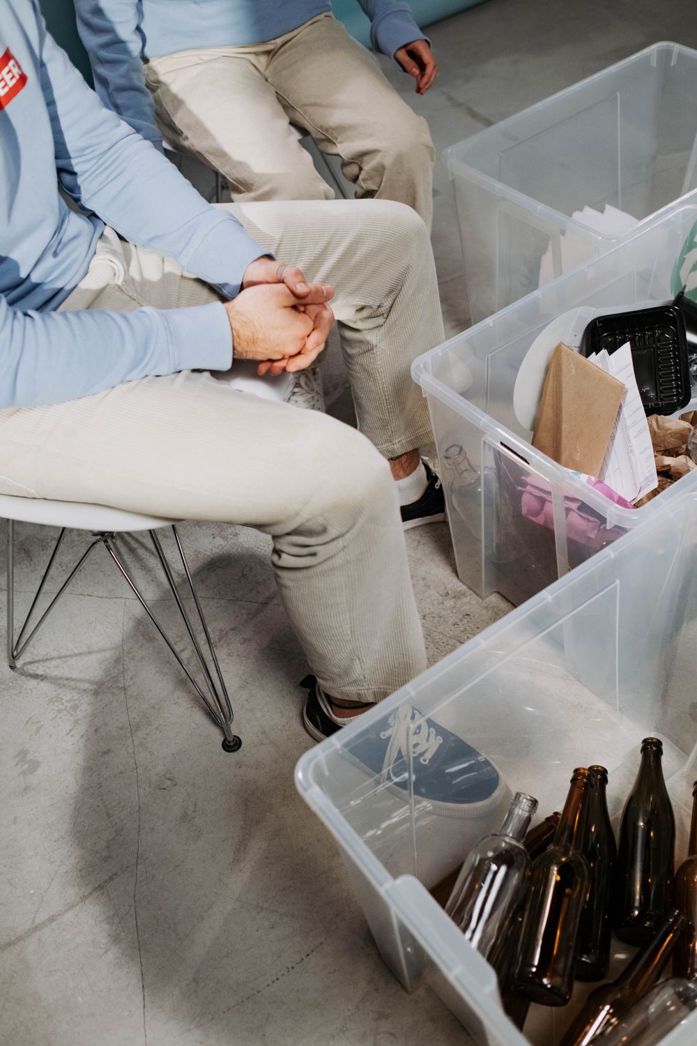 Personas separando residuos para reciclar