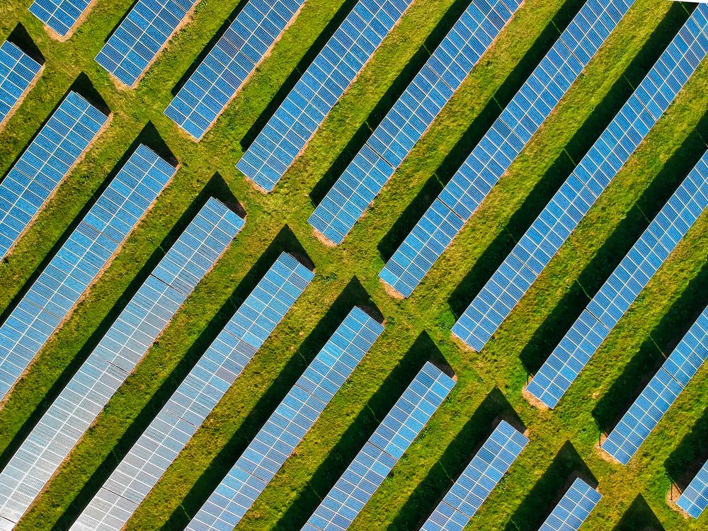 Vista aérea de paneles solares integrados en un campo verde