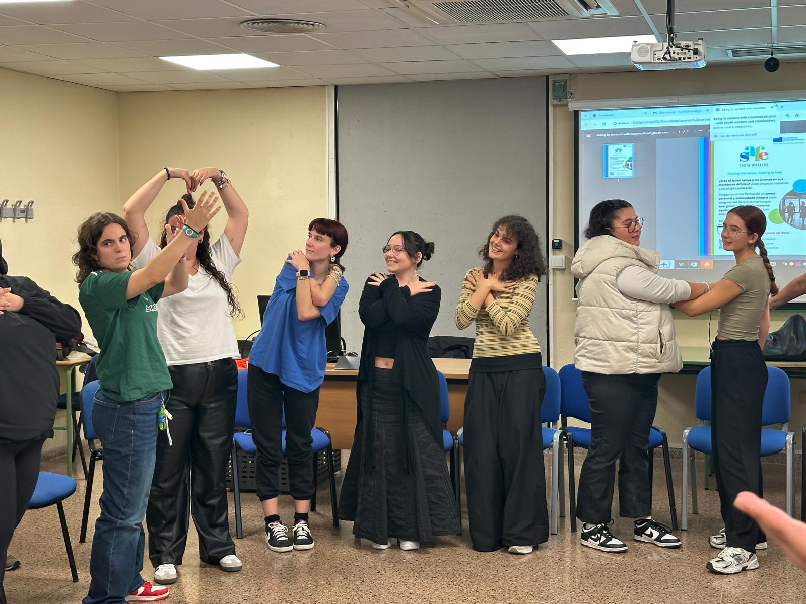 Participantes en una dinámica de grupo en el aula