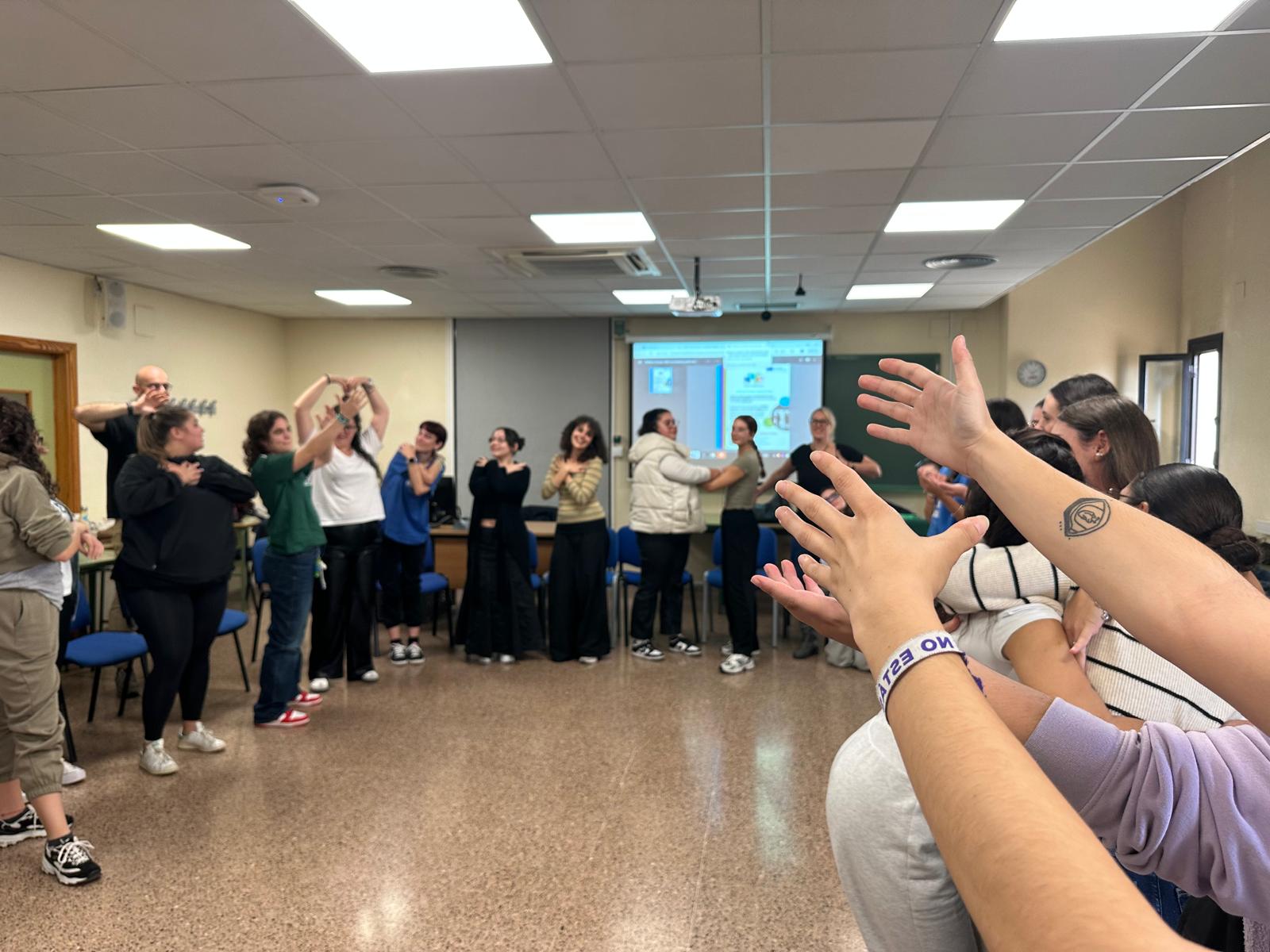Dinámica con participantes de pie formando un círculo