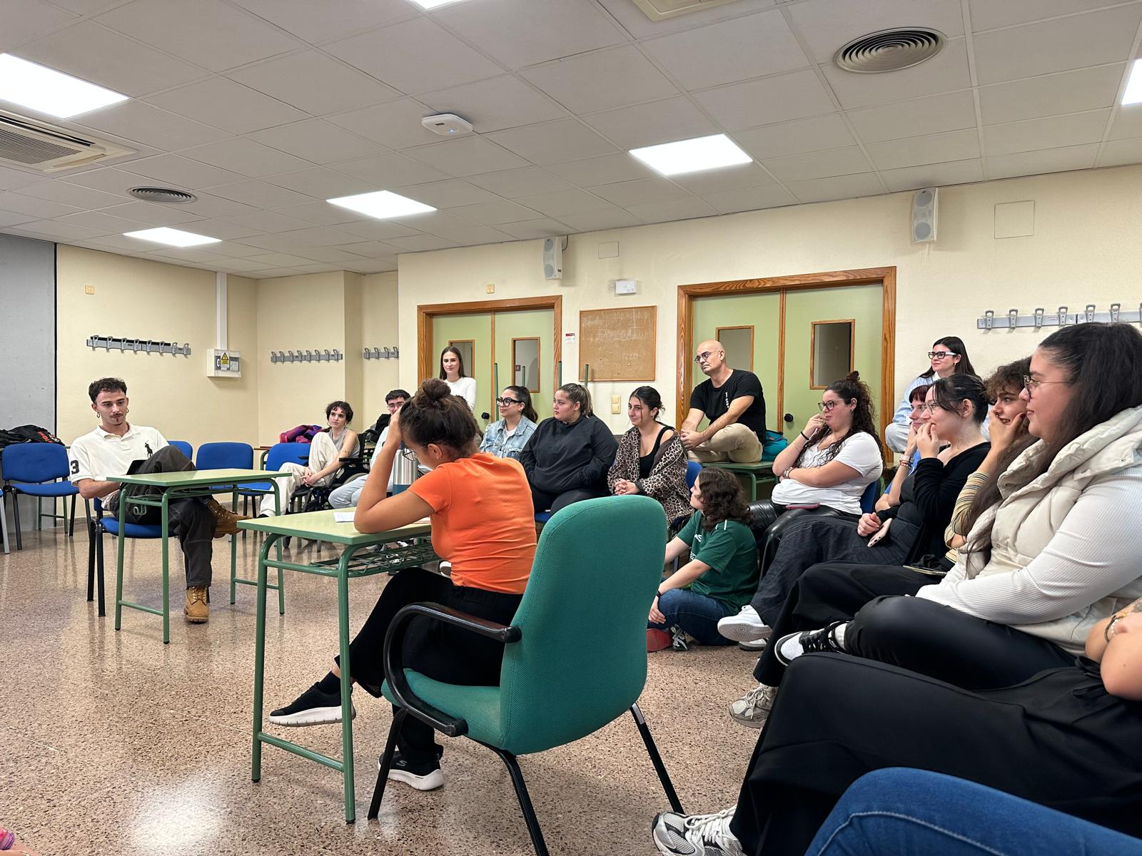 Participantes escuchando durante una sesión en el aula