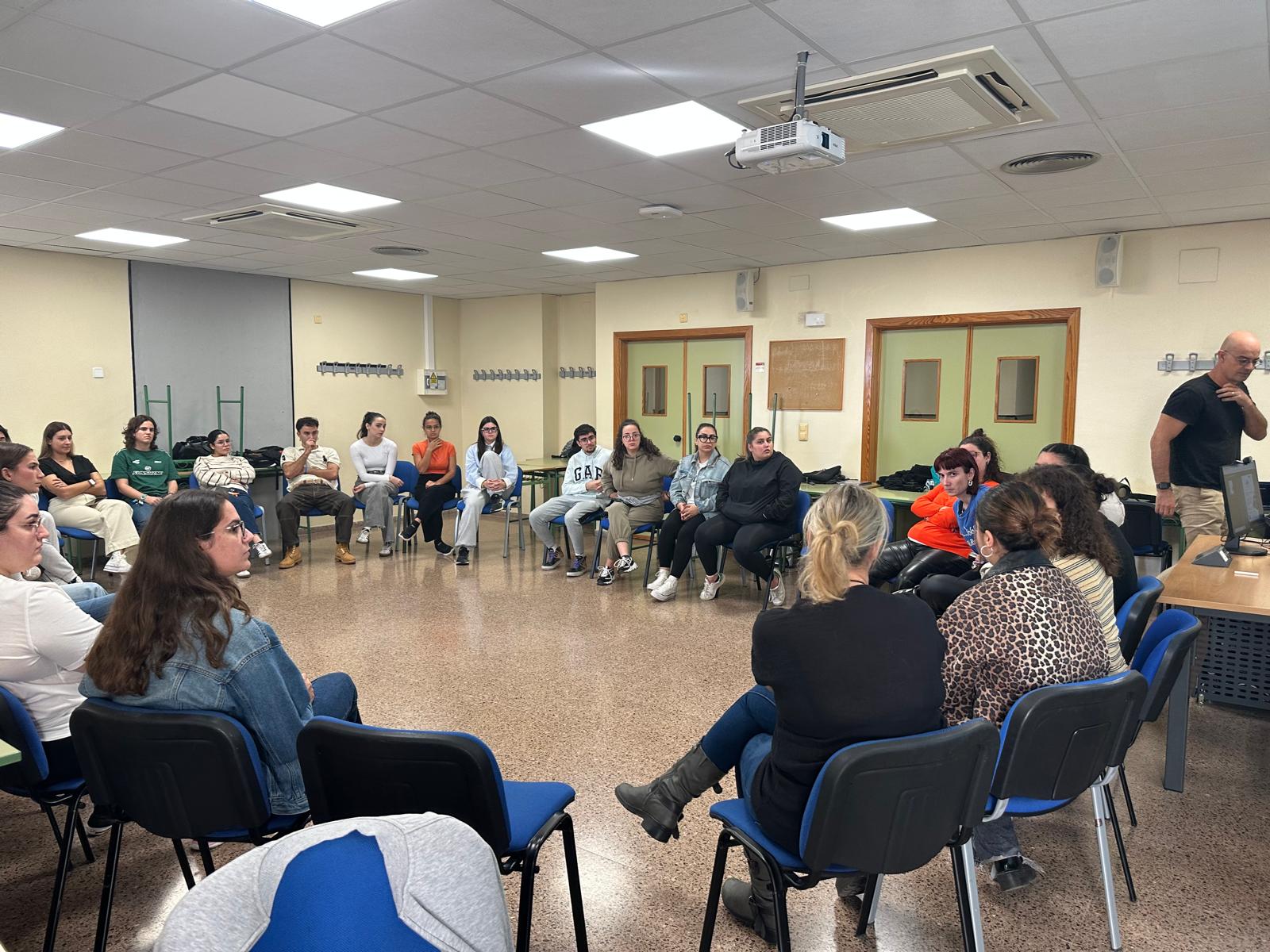 Grupo sentado en círculo durante un taller